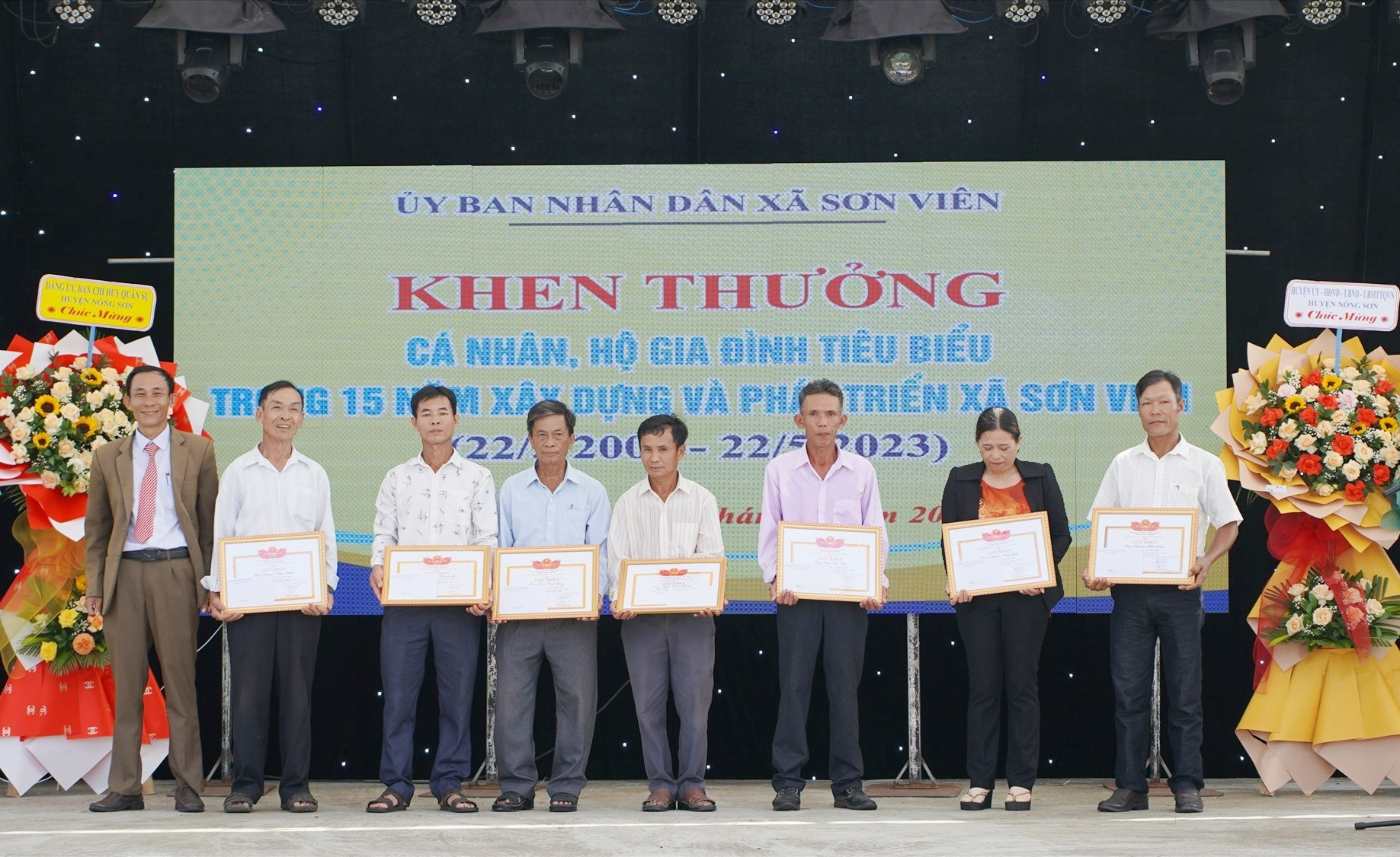 UBND xã Sơn Viên khen thưởng 1 cá nhân và 8 hộ gia đình có nhiều đóng góp cho sự phát triển của xã trong 15 năm xây dựng và phát triển.