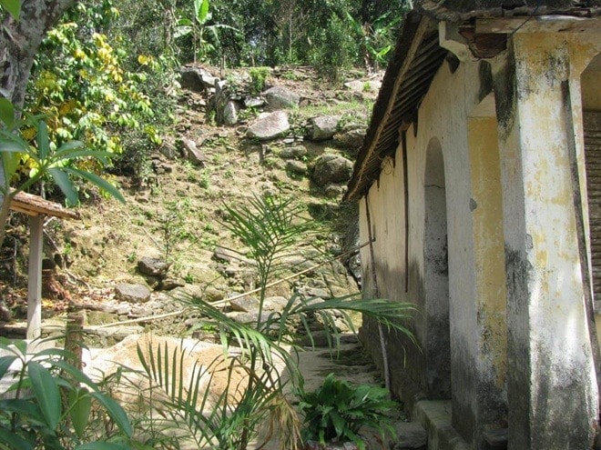 Most of the houses in the village are leaning their back against the hill and facing paddy fields. In particular, Loc Yen village is located in a valley where there are rivers and springs, so it is always cool, peaceful and fresh.