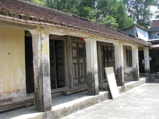 These ancient houses are surrounded by fruit gardens, so the houses are always cool and poetic.  The green of the fruit gardens also contributes to making the village more beautiful and peaceful. Besides, they bring livelihood to the villagers.