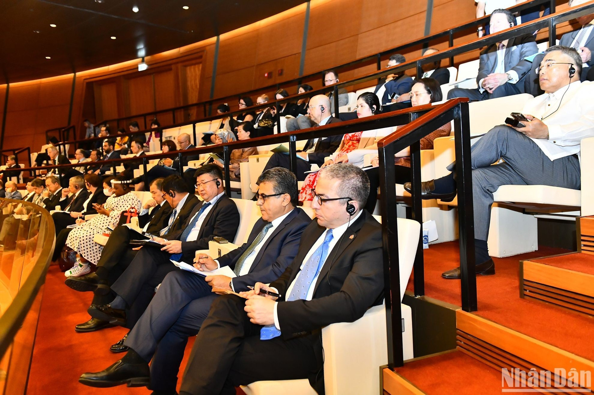 Các đại sứ, đại biện, Trưởng đại diện các tổ chức quốc tế tại Hà Nội tham dự phiên khai mạc tại Hội trường Diên Hồng.