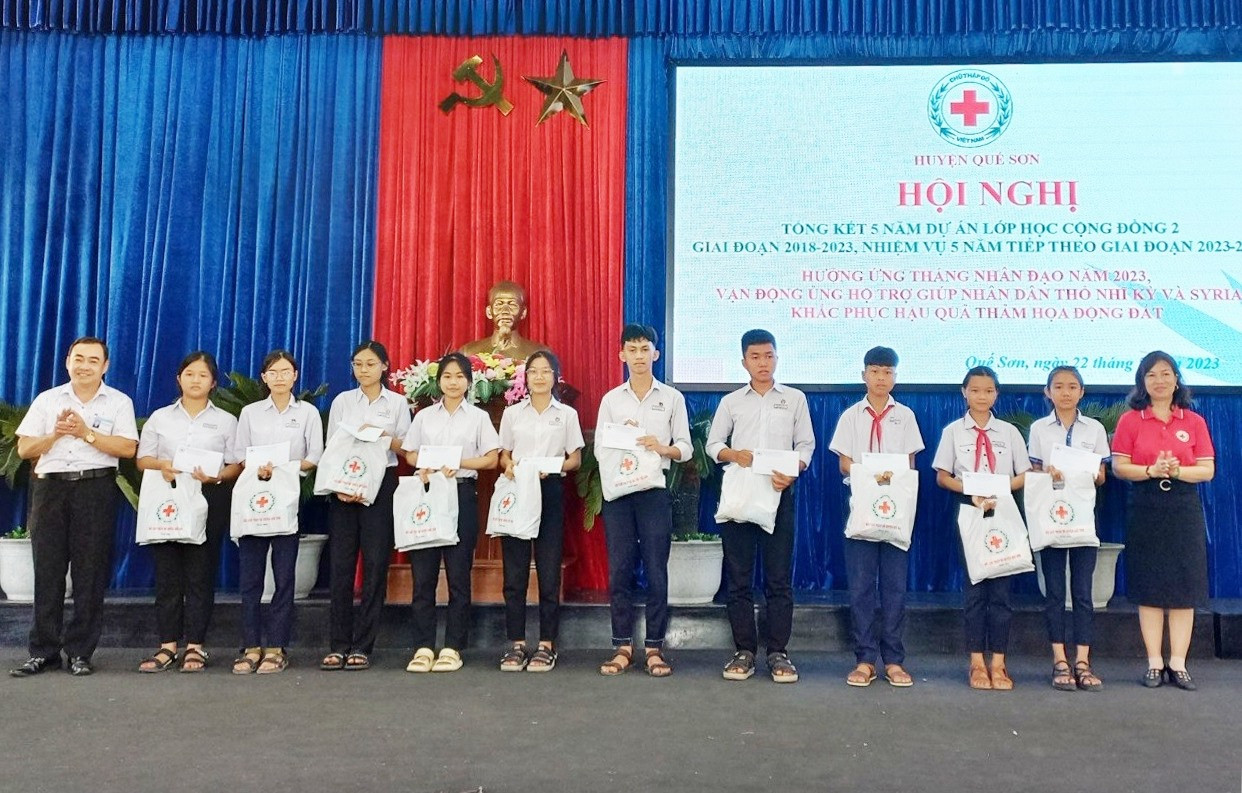 Hội CTĐ huyện Quế Sơn tặng quà cho học sinh có hoàn cảnh khó khăn. Ảnh: DUY THÁI