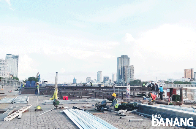 Để chuẩn bị cho Lễ hội pháo hoa quốc tế Đà Nẵng 2023, công tác chuẩn bị đang rốt ráo được triển khai. Trong ảnh: Sân khấu và khán đài xem pháo hoa đang được thi công.  Ảnh: CAO MINH