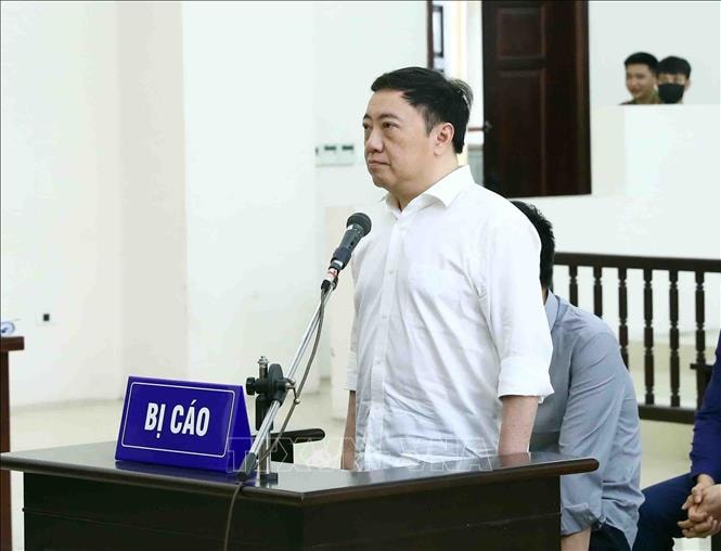Bị cáo Phan Huy Anh Vũ, cựu Giám đốc Bệnh viện Đa khoa tỉnh Đồng Nai khai báo trước toà. Ảnh: Phạm Kiên/TTXVN