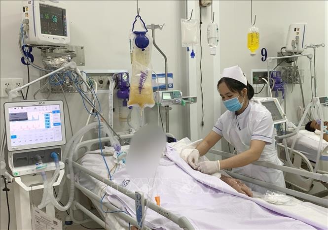 Bệnh nhân ngộ độc Botulinum điều trị tại cơ sở y tế. Ảnh: TTXVN