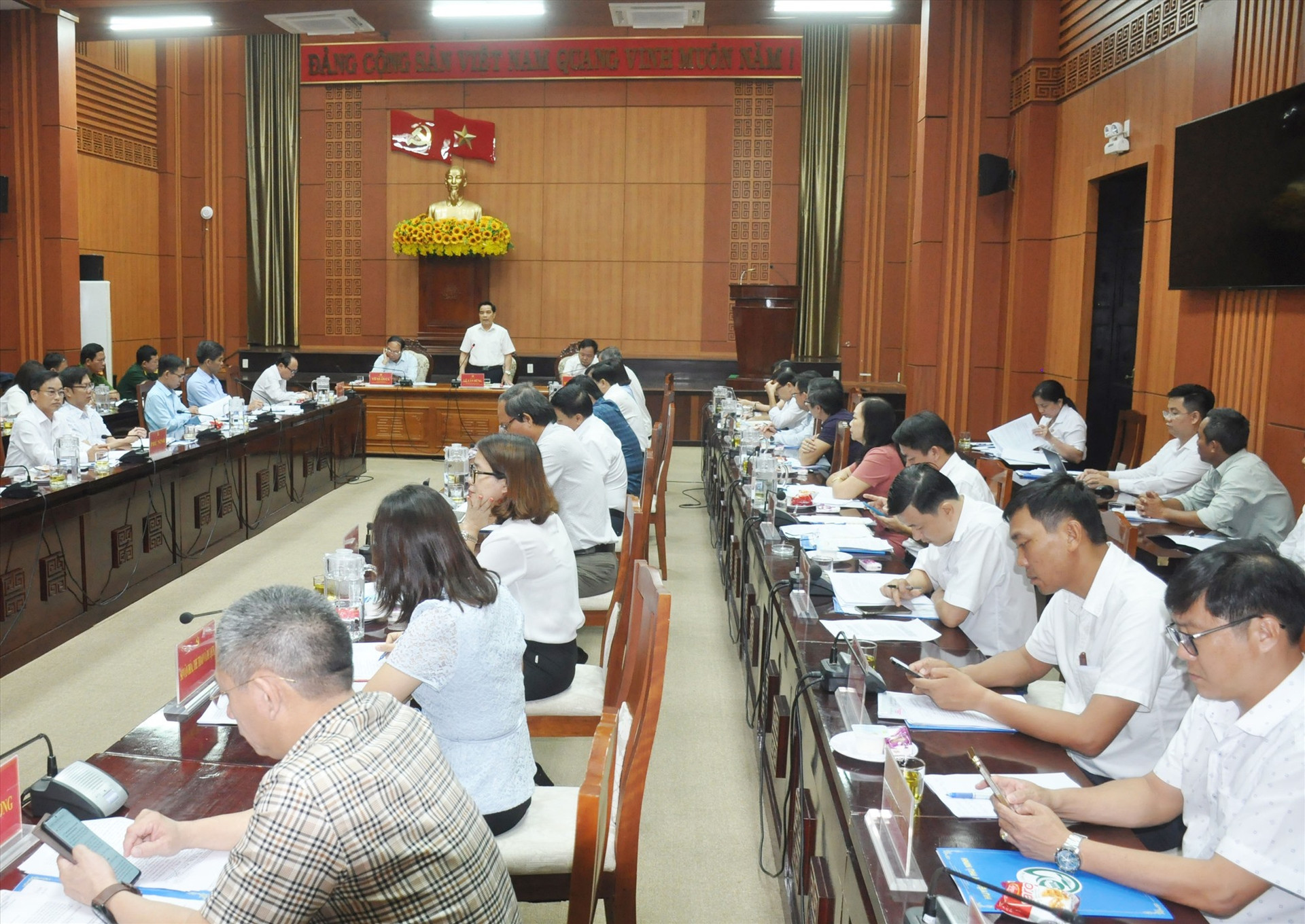 Ban Thường vụ Tỉnh ủy làm việc với Ban Thường vụ Huyện ủy Phú Ninh về kết quả nửa nhiệm kỳ thực hiện Nghị quyết Đại hội Đảng bộ huyện lần thứ XXI. Ảnh: N.ĐOAN