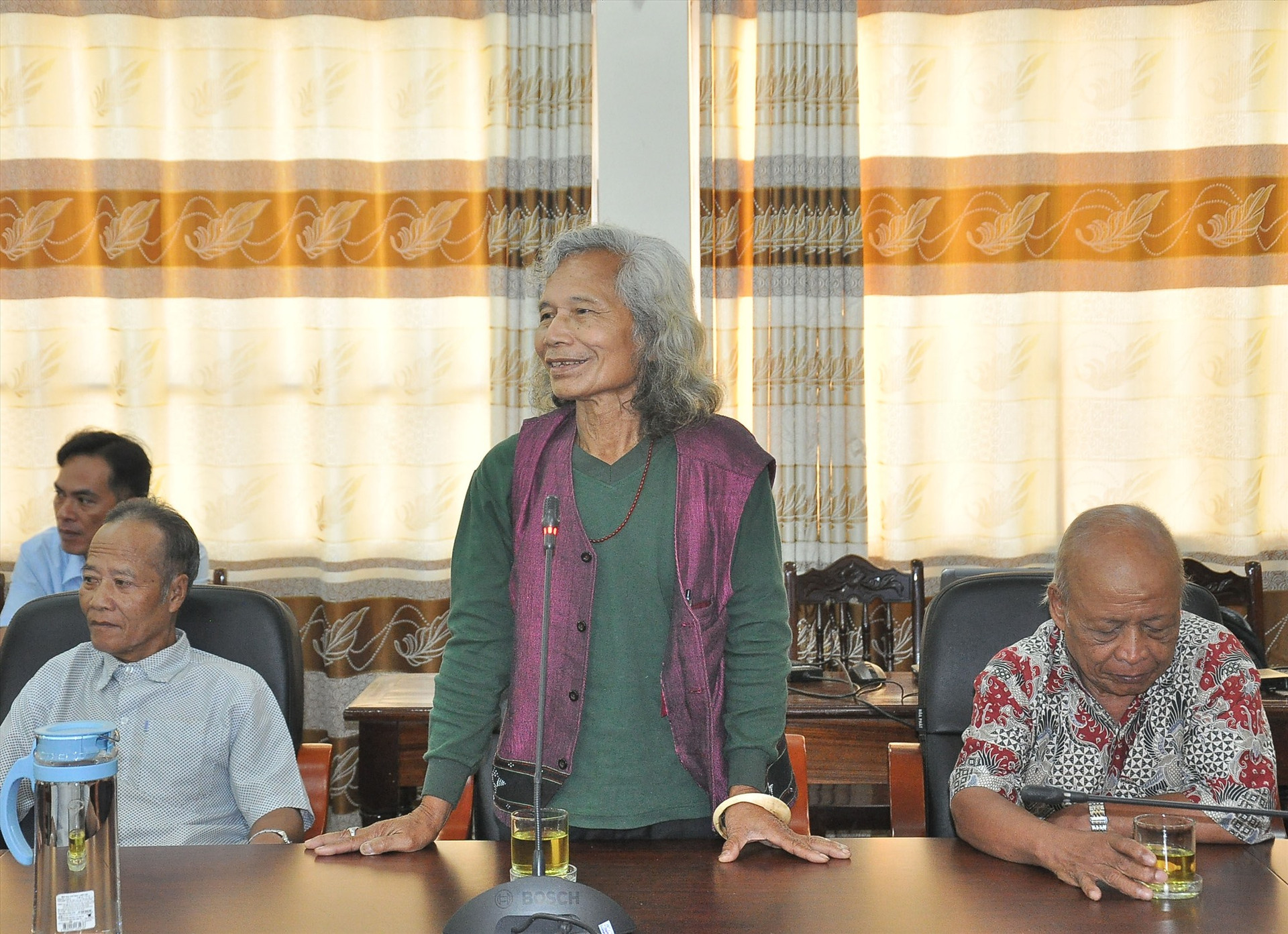 Ông Bríu Pố (ở xã Lăng, huyện Tây Giang) phát biểu tại buổi gặp mặt Đoàn đại biểu người có uy tín tiêu biểu trong đồng bào các DTTS tỉnh lên đường thăm thủ đô Hà Nội. Ảnh: V.A