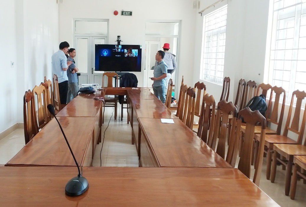 Lặp đặt hệ thống hội nghị truyền hình trực tuyến tại điểm cầu Ủy ban MTTQ Việt Nam huyện Hiệp Đức. Ảnh: CTV
