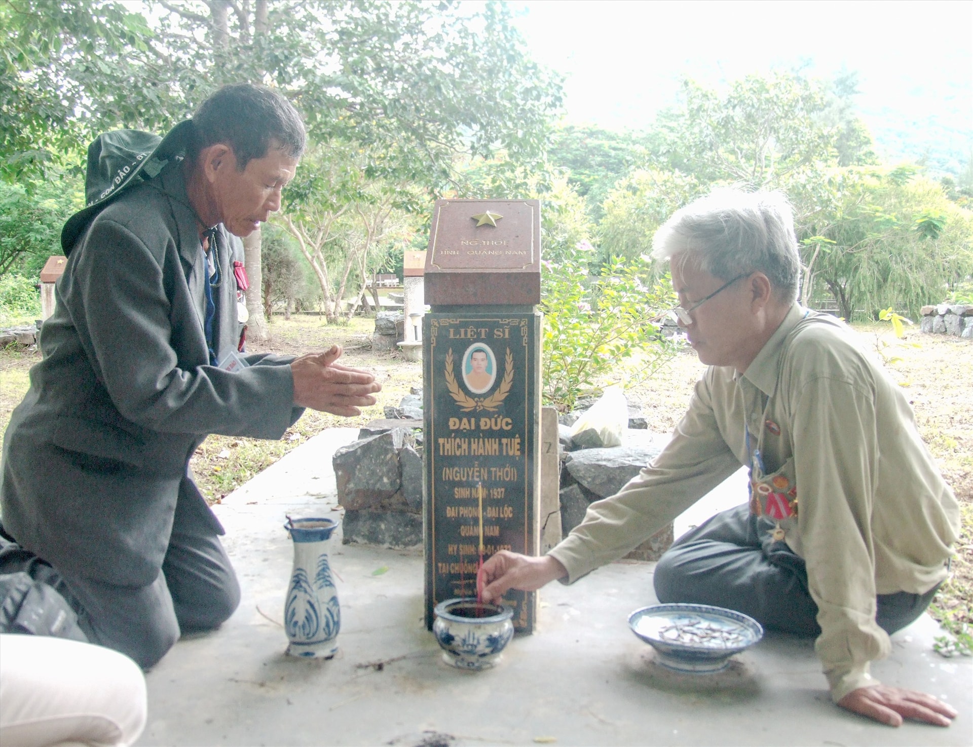 Ông Đào Ngọc Diêu - Cựu Chủ tịch Hội Tù yêu nước TP.Tam Kỳ (bên phải) cùng đồng đội viếng hương liệt sĩ, Đại đức Thích Hành Tuệ (Nguyễn Thới) tại nghĩa trang Hàng Dương, Côn Đảo. Ảnh: NGUYỄN ĐIỆN NGỌC