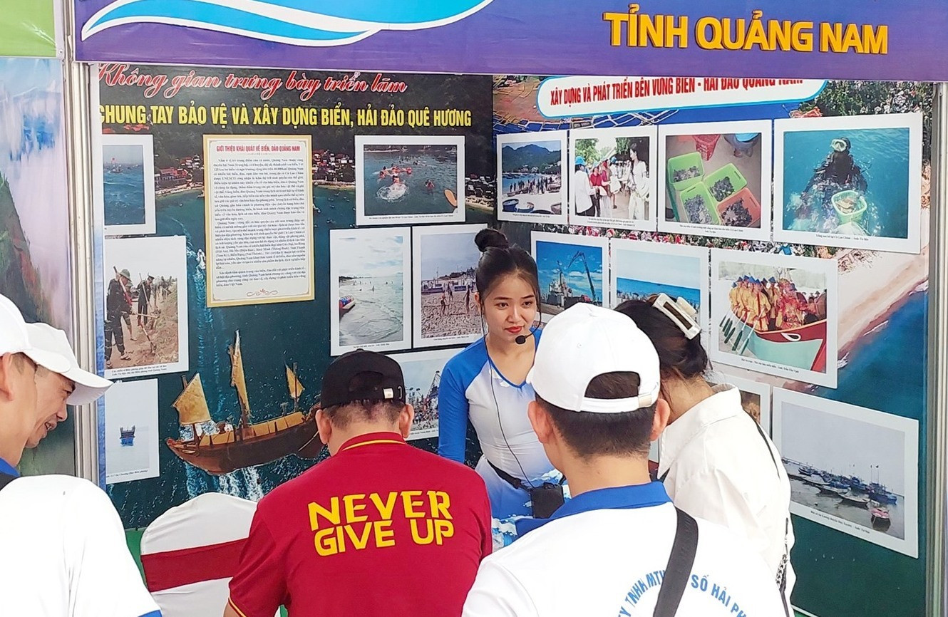 Gian trưng bày tiển lãm ảnh biển đảo Quảng Nam thu hút đông đảo người dân đến thưởng lãm.