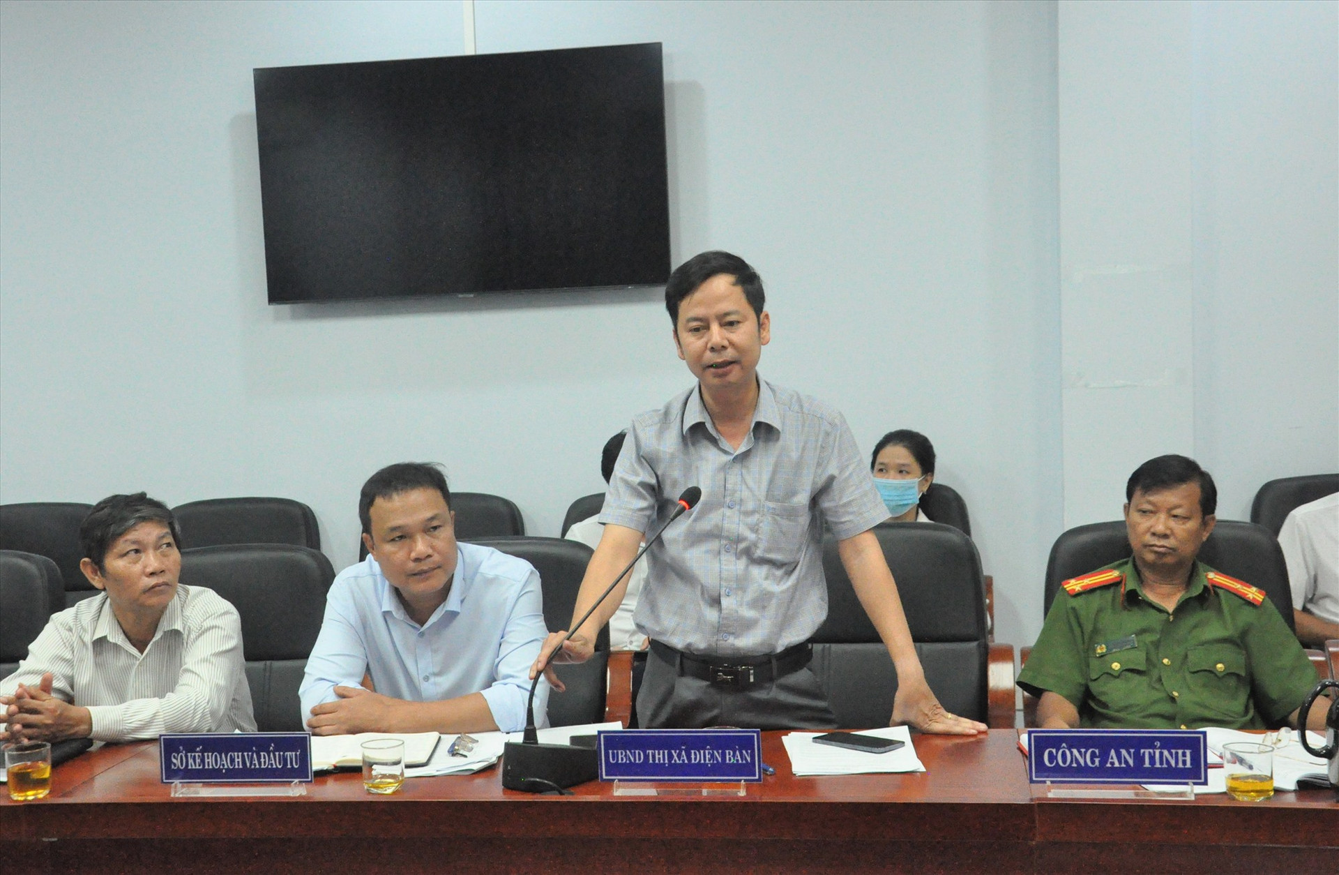 Ông Nguyễn Xuân Hà - Phó Chủ tịch UBND thị xã Điện Bàn thông tin về các dự án Bách Đạt An. Ảnh: X.P