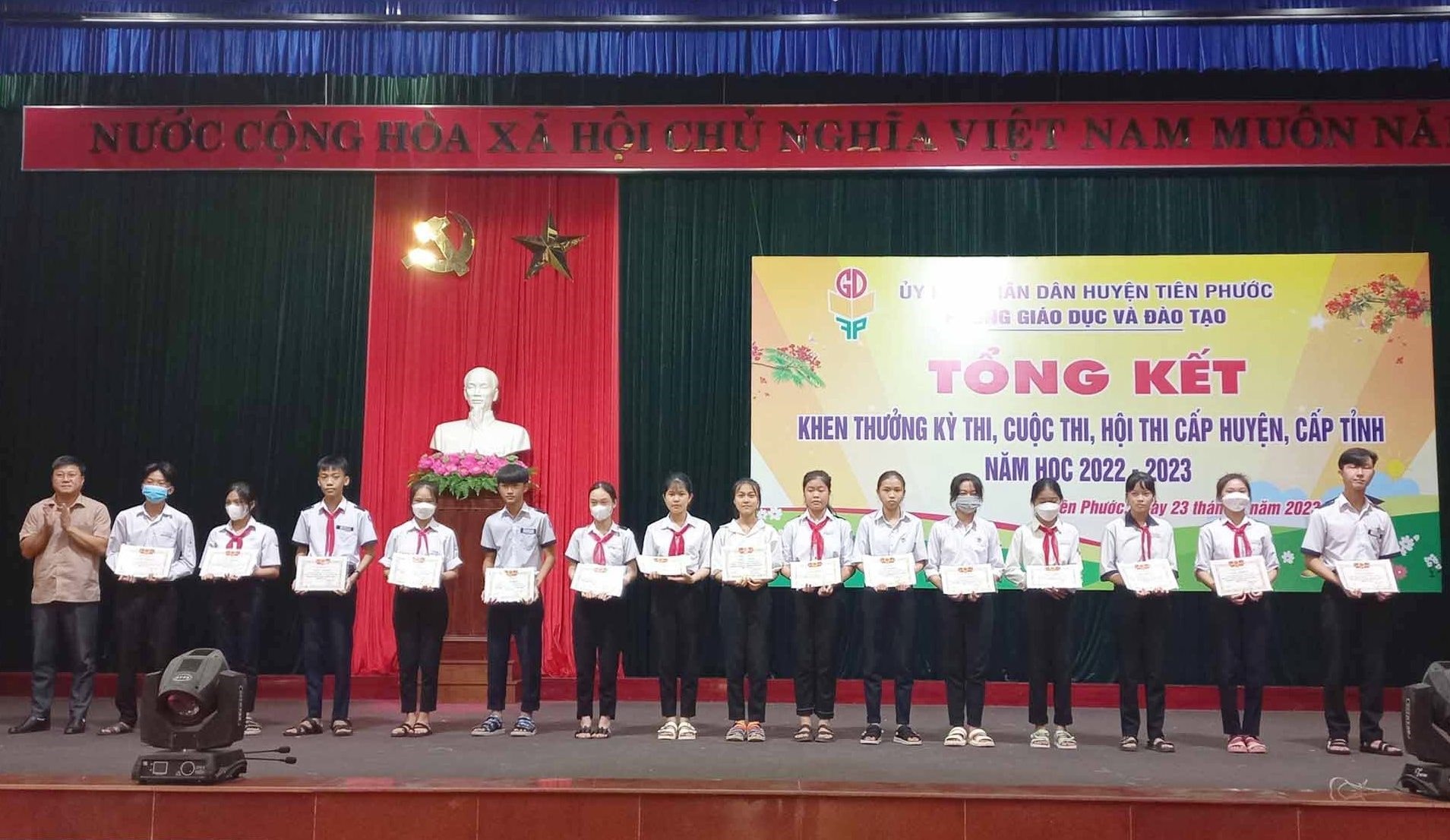 Lãnh đạo huyện Tuyên Phước tuyên dương, khen thưởng học sinh đạt giải tại các kỳ thi cấp huyện, tỉnh. Ảnh:N.HƯNG