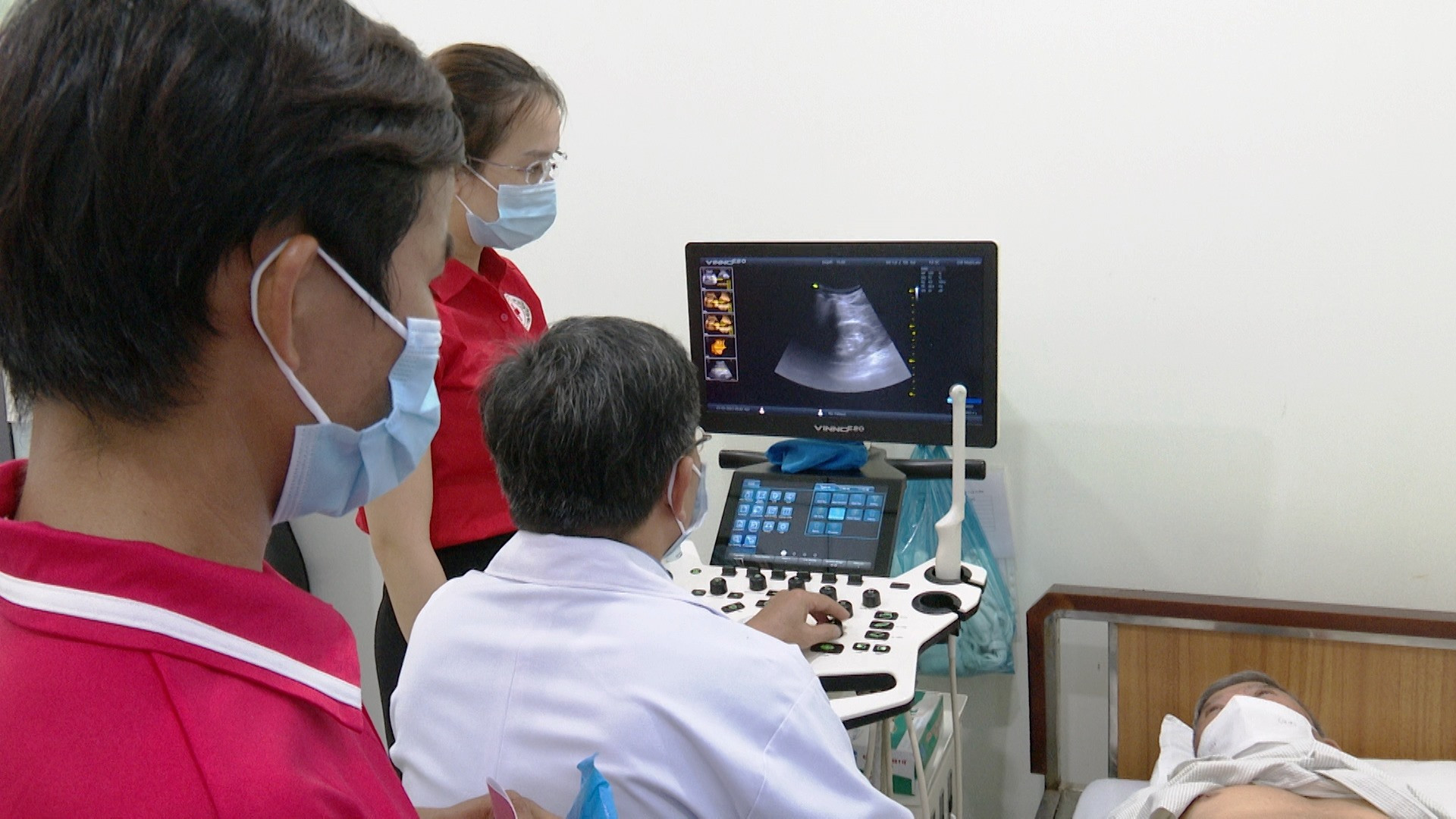 Thăm khám bệnh cấp phát thuốc miễn phí cho người cao tuổi ở 3 xã Sơn- Cẩm- Hà. Ảnh:N.HƯNG