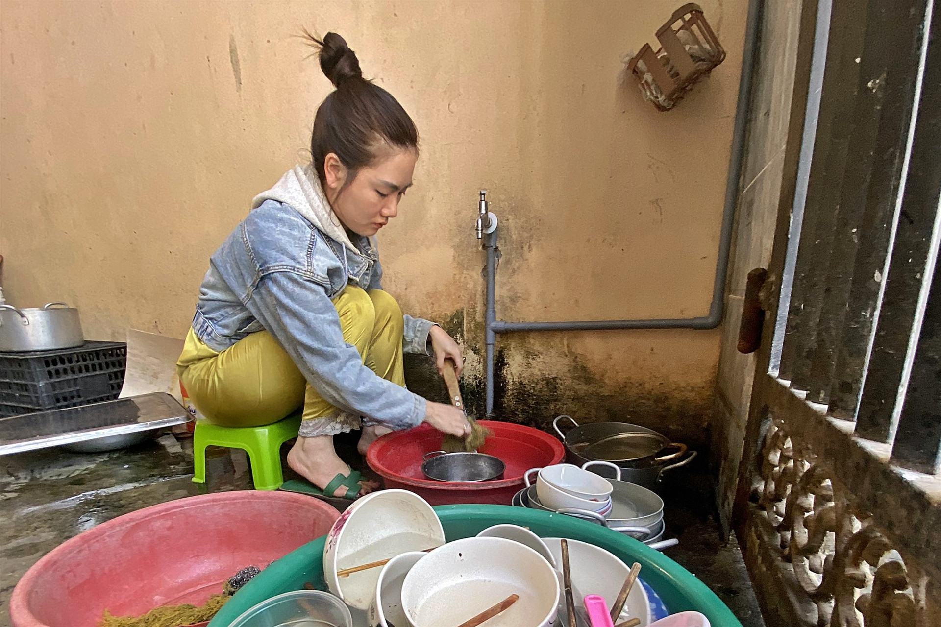 Bà Trần Thị Thu Thảo phải vất vả hơn trong công việc nhà vì không có nước sạch để giặt giũ, rửa chén bát. Ảnh: H.Đ