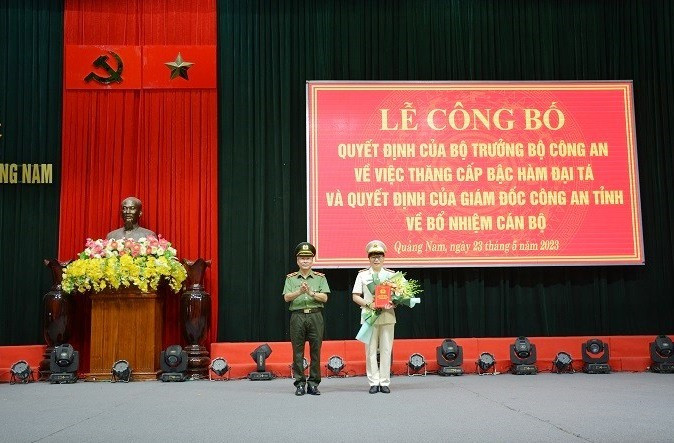 Thiếu tướng Nguyễn Đức Dũng trao quyết định, tặng hoa chúc mừng đồng chí Đại tá Võ Thị Trinh