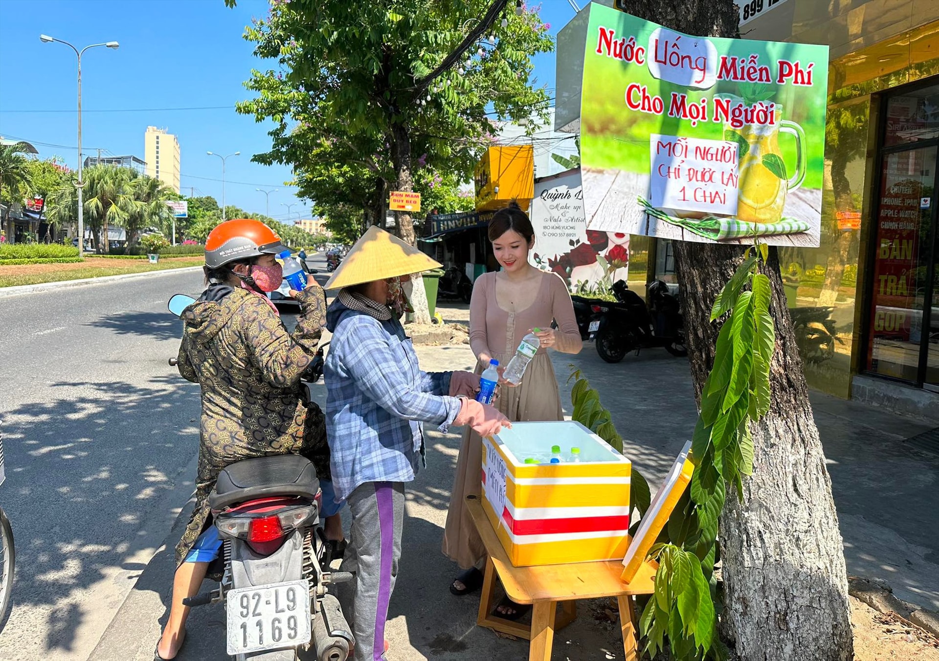 Người đi đường khi khát nước có thể ghé địa chỉ 186 Hùng Vương để nhận nước uống miễn phí. Ảnh: H.Đ