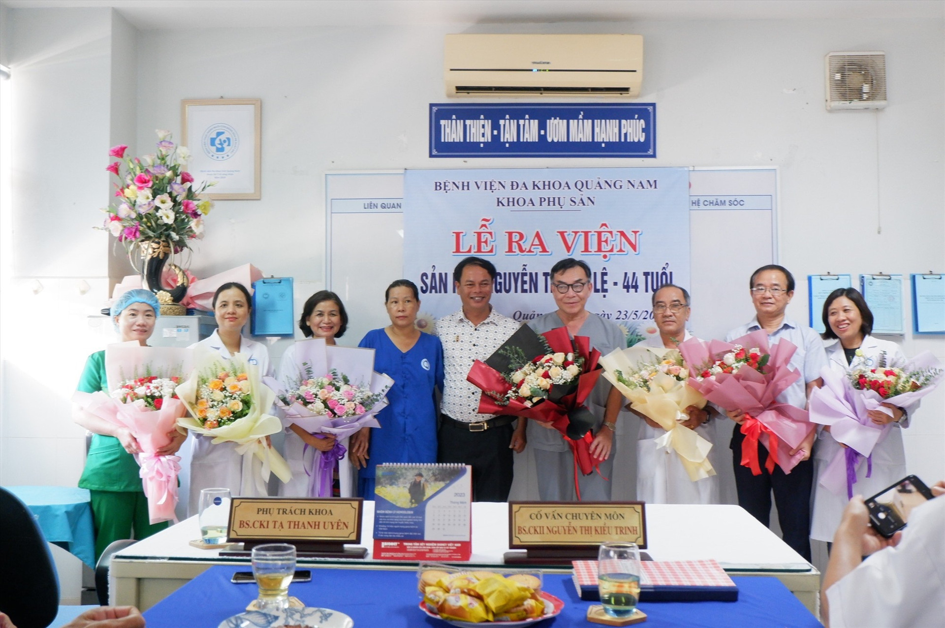 BVĐK tỉnh Quảng Nam tổ chức lễ ra viện cho bệnh nhân. Ảnh: X.H