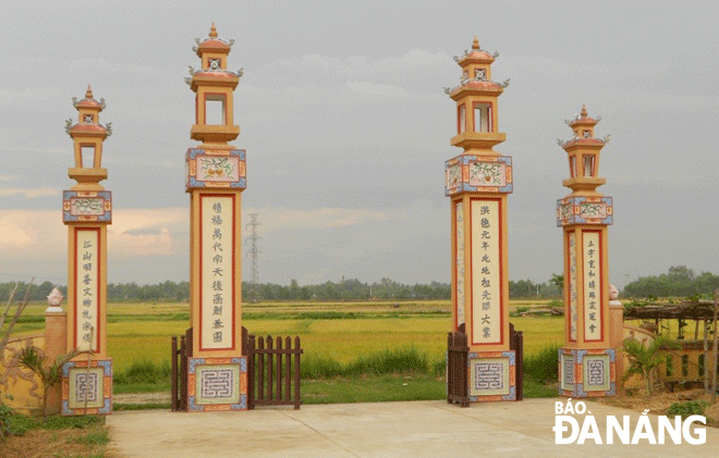 Tam quan đình mới được xây dựng. Ảnh: G.H