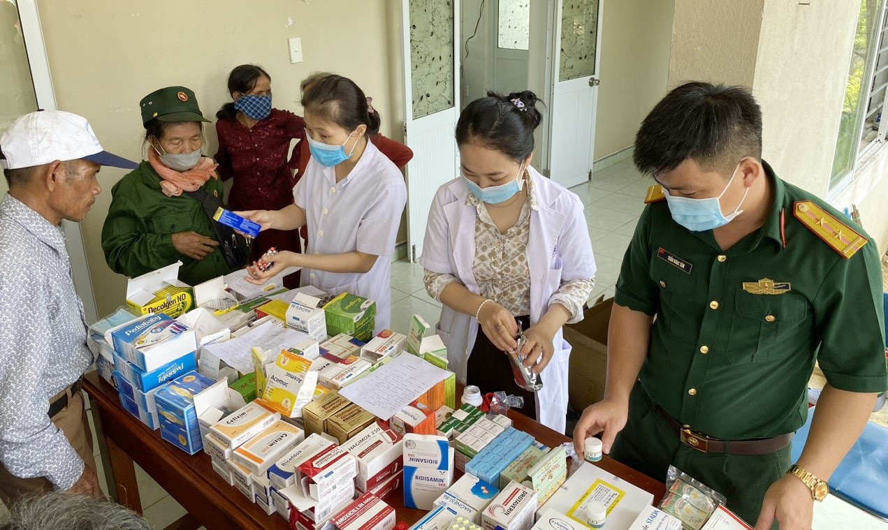 Đoàn công tác khám và cấp thuốc điều trị miễn phí cho người dân tại xã Trà Kót. Ảnh: V.B
