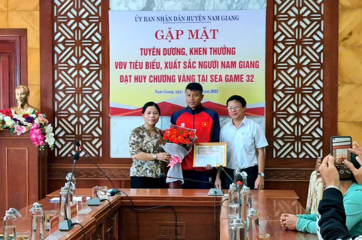 Lãnh đạo huyện Nam Giang khen thưởng vận động viên Hiên Năm. Ảnh: Đ.N