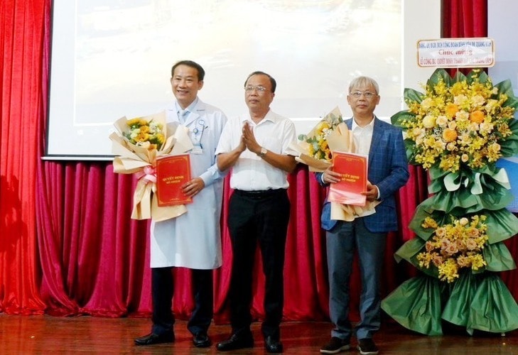 Ông Mai Văn Mười - Giám đốc Sở Y tế trao Quyết định thành lập 2 Trung tâm trực thuộc BVĐK tỉnh Quảng Nam. Ảnh: X.H