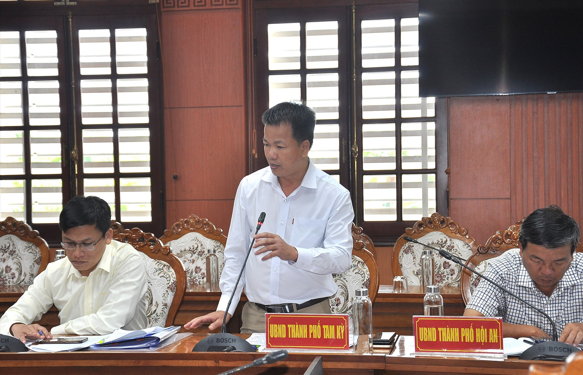 Ông Nguyễn Minh Nam - Phó Chủ tịch UBND TP.Tam Kỳ phát biểu, góp ý kiến tại cuộc họp. Ảnh: V.A