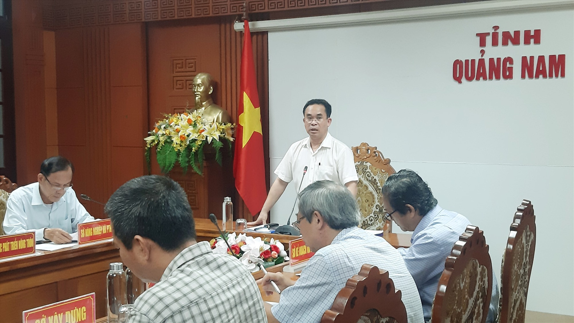 Phó Chủ tịch UBND tỉnh Trần Anh Tuấn phát biểu chỉ đạo tại cuộc họp.   Ảnh: PV