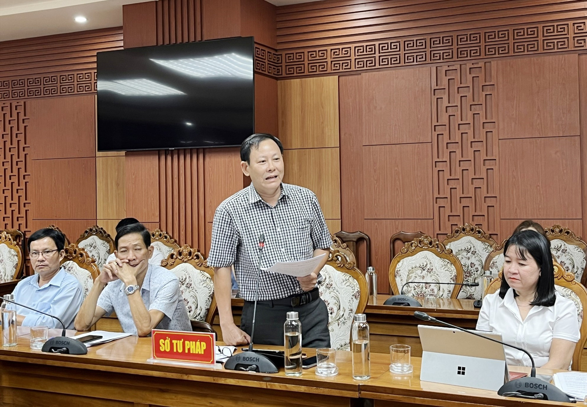 Giám đốc Sở Tư pháp Đặng Văn Đào đề xuất kiến nghị tại buổi làm việc. Ảnh: Phương- Toàn.
