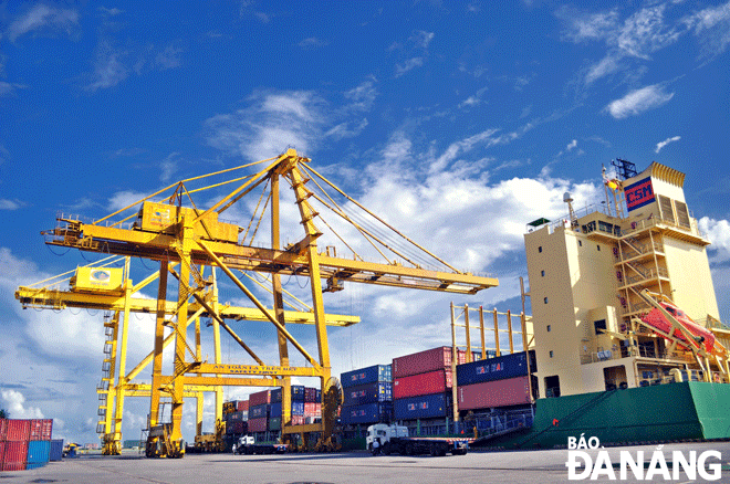 Kinh tế biển là động lực quan trọng góp phần vào phát triển kinh tế - xã hội của các địa phương và quốc gia. Trong ảnh: Hoạt động tại cảng Tiên Sa. Ảnh: V.H