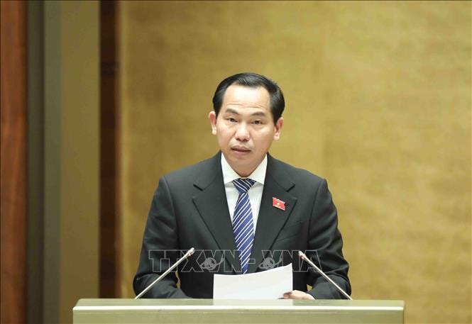 Chủ nhiệm Ủy ban Tài chính, Ngân sách của Quốc hội Lê Quang Mạnh trình bày Báo cáo thẩm tra về việc tiếp tục thực hiện chính sách giảm thuế giá trị gia tăng 2% theo Nghị quyết số 43/2022/QH15 ngày 11/01/2022. Ảnh: Minh Đức/TTXVN