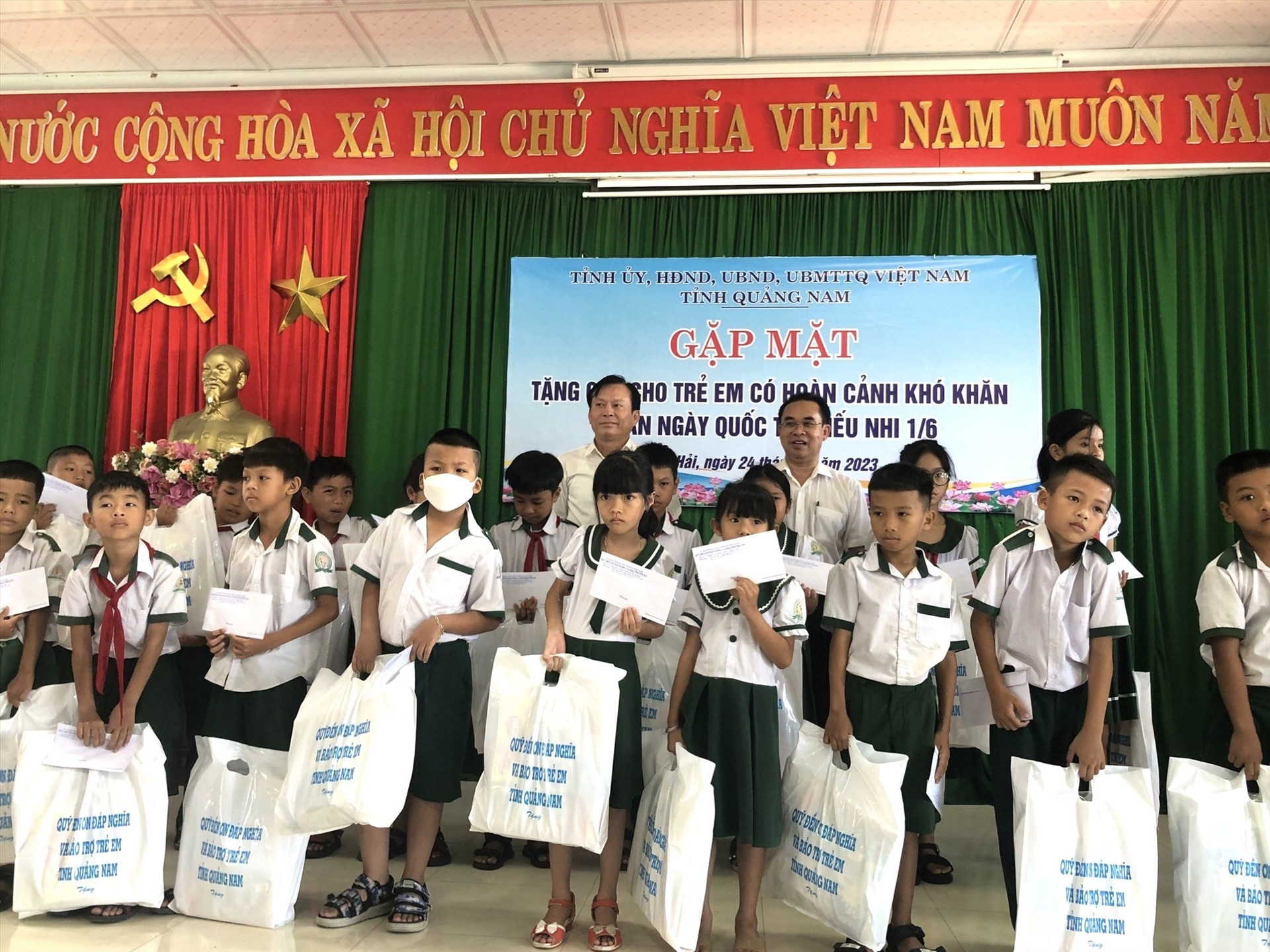 Phó Chủ tịch UBND tỉnh Trần Anh Tuấn đại diện đoàn công tác tặng quà cho trẻ em xã đảo Tam Hải. Ảnh: V.P