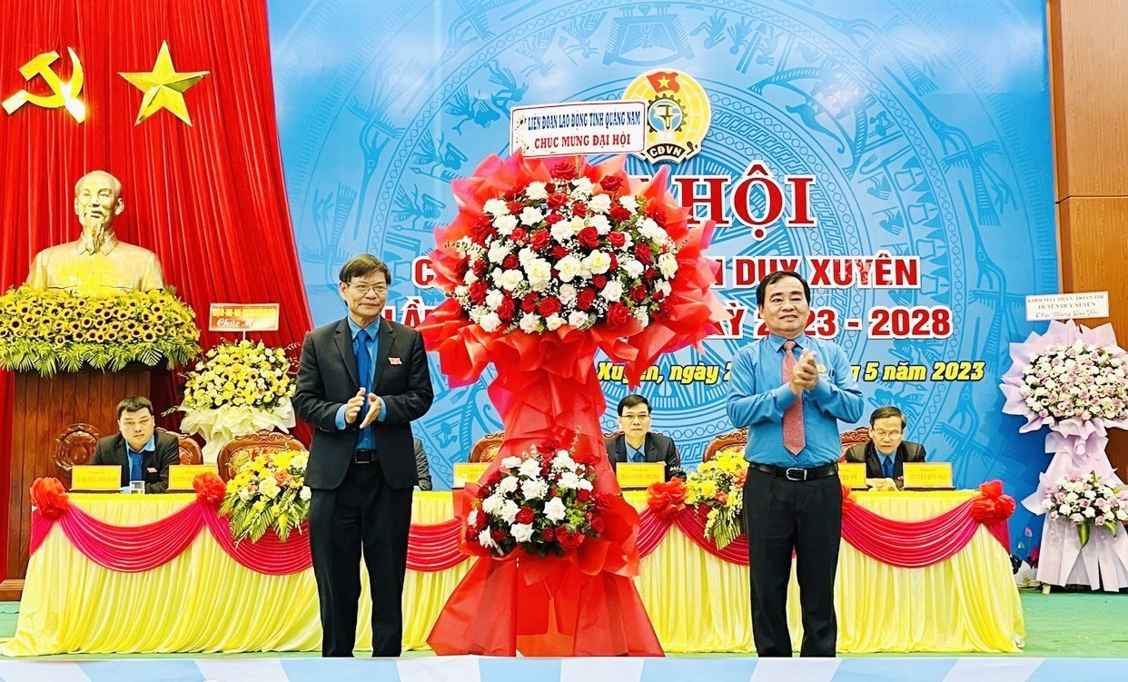 Chủ tịch LĐLĐ tỉnh Phan Xuân Quang tặng hoa chúc mừng đại hội.