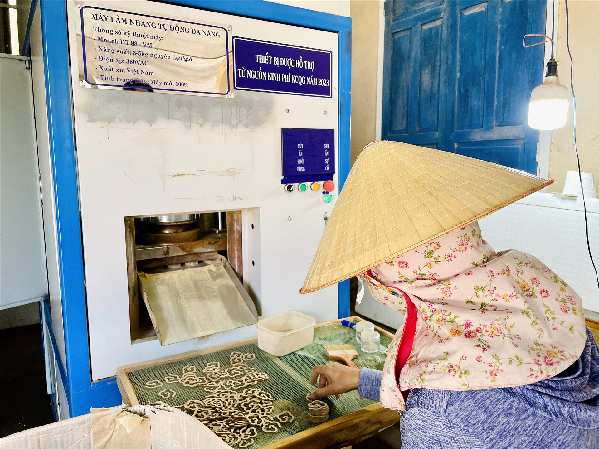 Máy làm nhang tự động đa năng tại HTX Trầm hương Nông Sơn (xã Quế Lộc, Nông Sơn). Ảnh: TÂM THÔNG