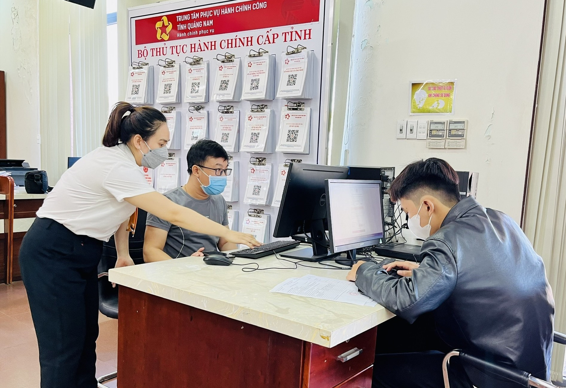 Hướng dẫn người dân tra cứu thông tin tại Trung tâm Phục vụ hành chính công tỉnh Quảng Nam. Ảnh: VĂN TOÀN