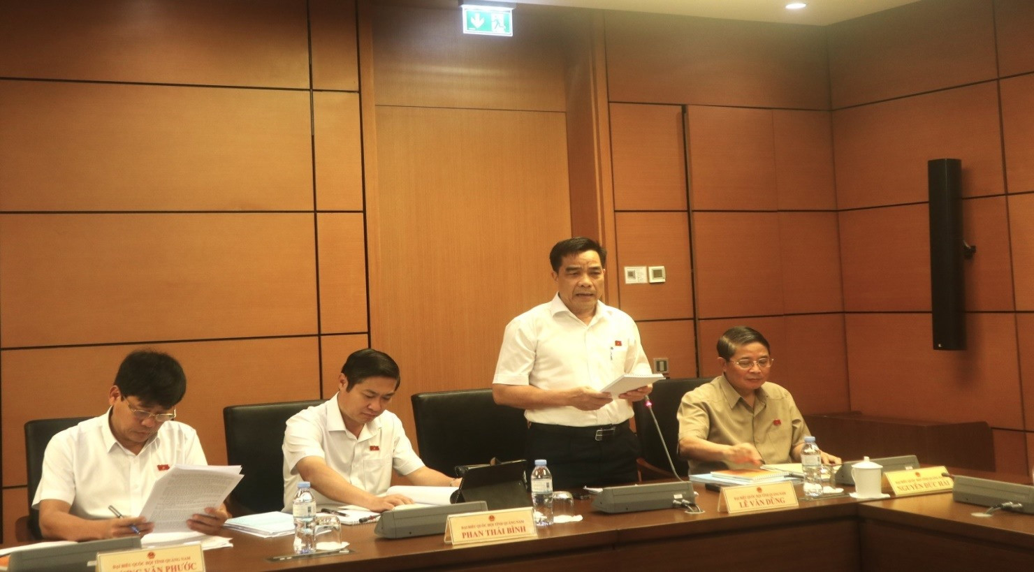 Trưởng Đoàn ĐBQH tỉnh Quảng Nam phát biểu thảo luận tại tổ về vấn đề kinh tế- xã hội