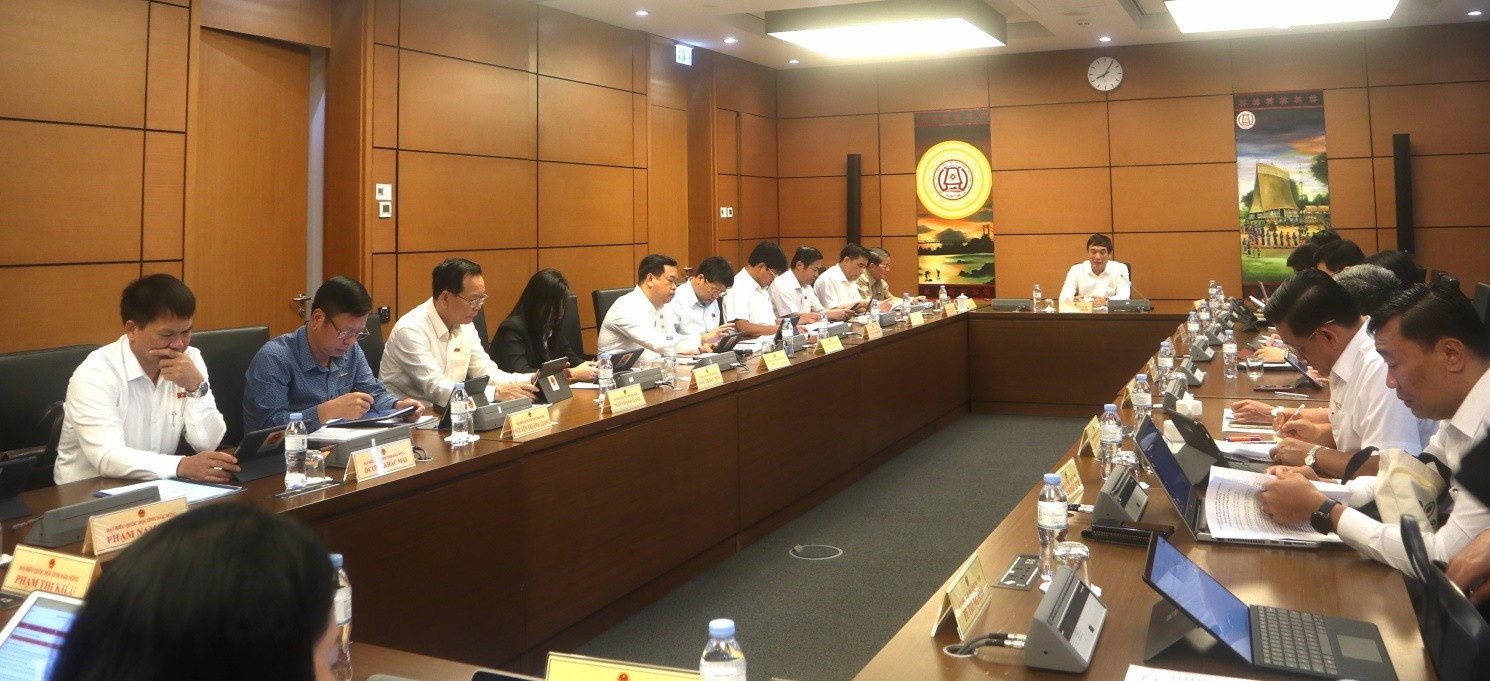 Đoàn ĐBQH tỉnh Quảng Nam tham gia thảo luận tại tổ ngày 25.5 theo Chương trình kỳ họp thứ 5, Quốc hội khóa XV