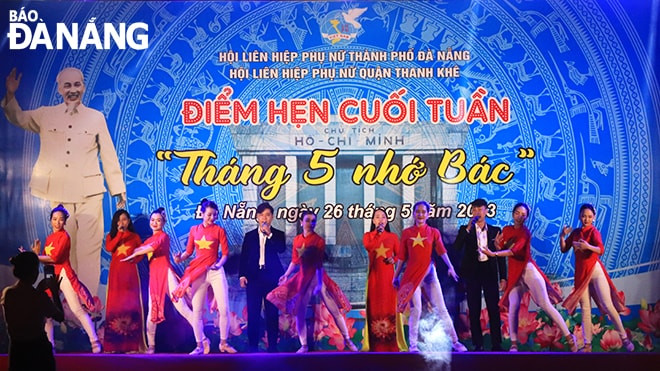 Tiết mục hát múa “Bài ca Hồ Chí Minh” tại chương trình. Ảnh: X.D