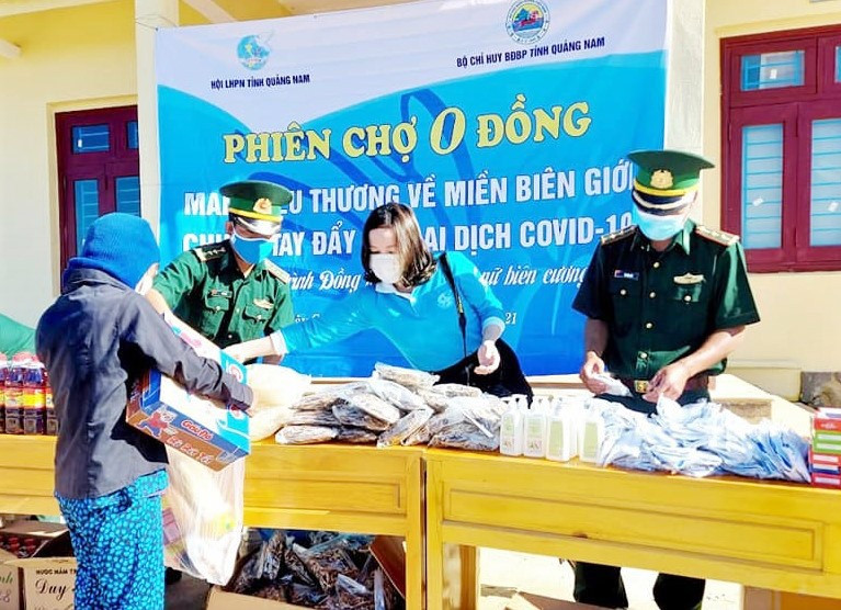 Hội LHPN tỉnh phối hợp tổ chức chương trình “Phiên chợ 0 đồng” tại vùng biên giới huyện Tây Giang. Ảnh: V.ANH