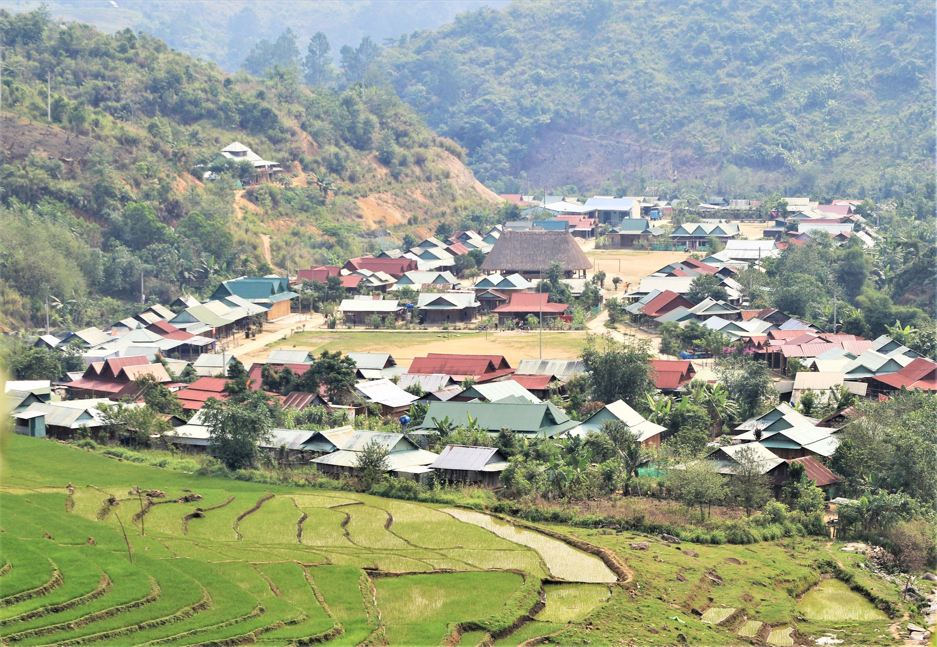 Mô hình sắp xếp dân cư ở Tây Giang được đánh giá đem lại hiệu quả thiết thực trong phát triển kinh tế - xã hội miền núi. Ảnh: ALĂNG NGƯỚC
