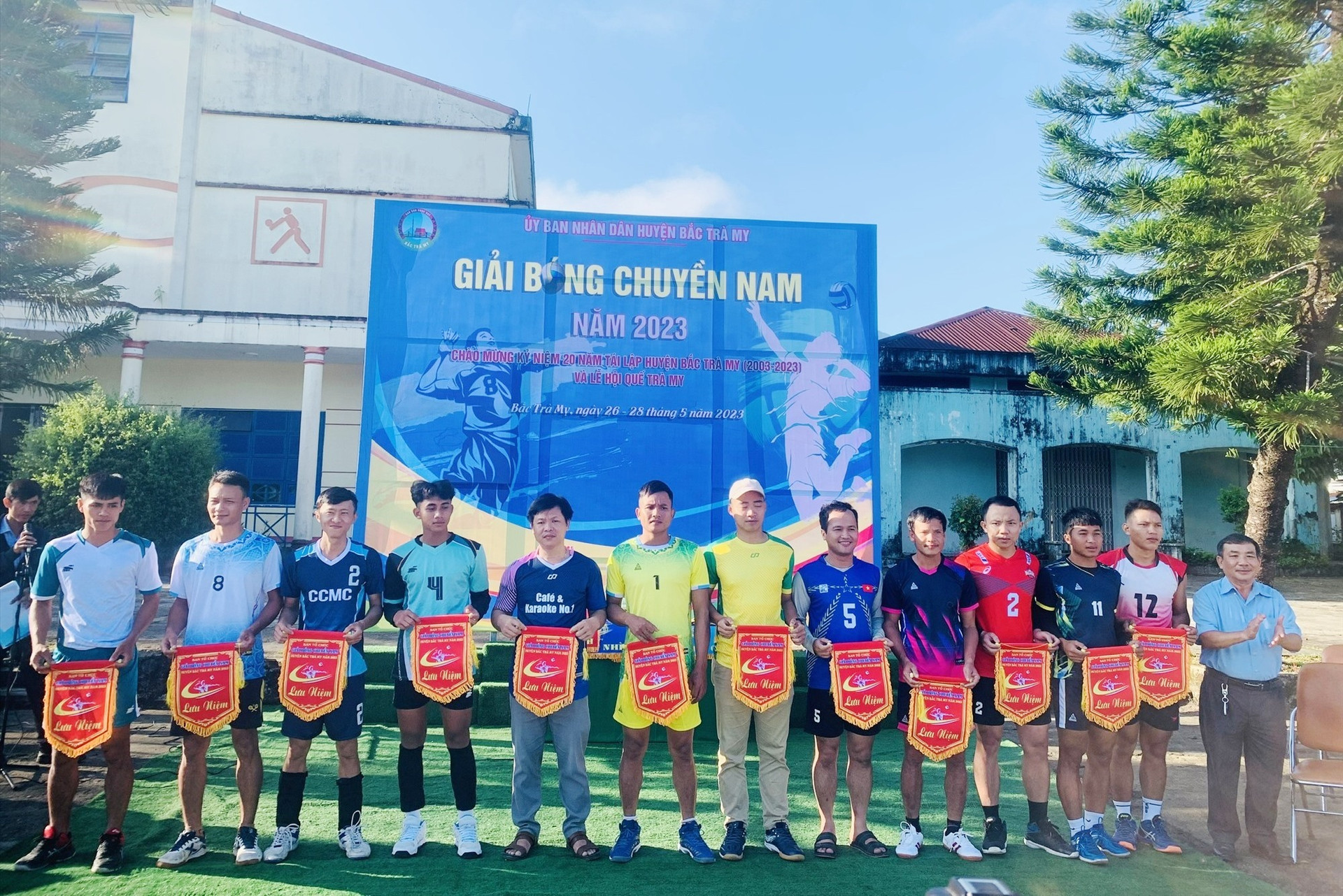 Ông Lê Văn Tuấn - Phó chủ tịch UBND huyện Bắc Trà My trao cờ lưu niệm cho các đội bóng tham gia giải. ẢNH TÚ VÂN