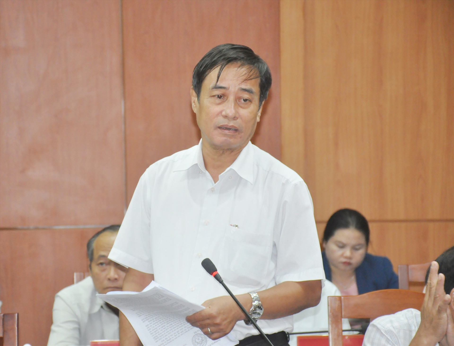 Ông Đỗ Tài - Bí thư Huyện ủy Đông Giang phát biểu thảo luận tại hội nghị. Ảnh: N.Đ