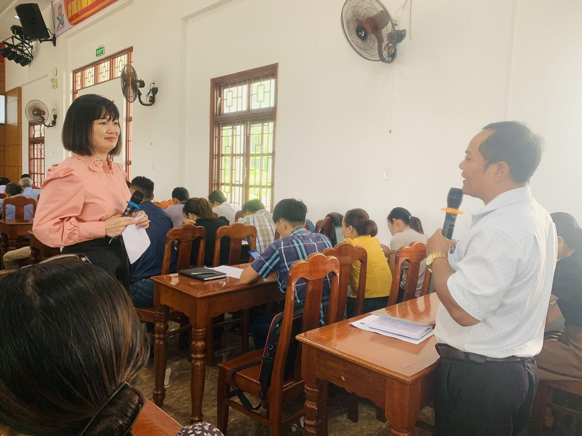 TS. Ngô Quỳnh Hoa, Phó Vụ trưởng Vụ PBGDPL, Bộ Tư pháp trao đổi cùng các học viên tại buổi tập huấn. ẢNH TÚ VÂN