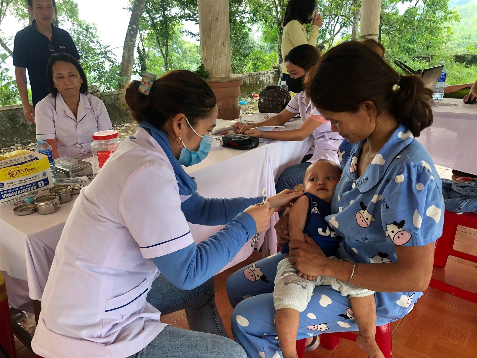 Vắc xin trong Chương trình TCMR giúp trẻ em tạo sức đề kháng đối với nhiều loại bệnh nguy hiểm. Ảnh: T.A