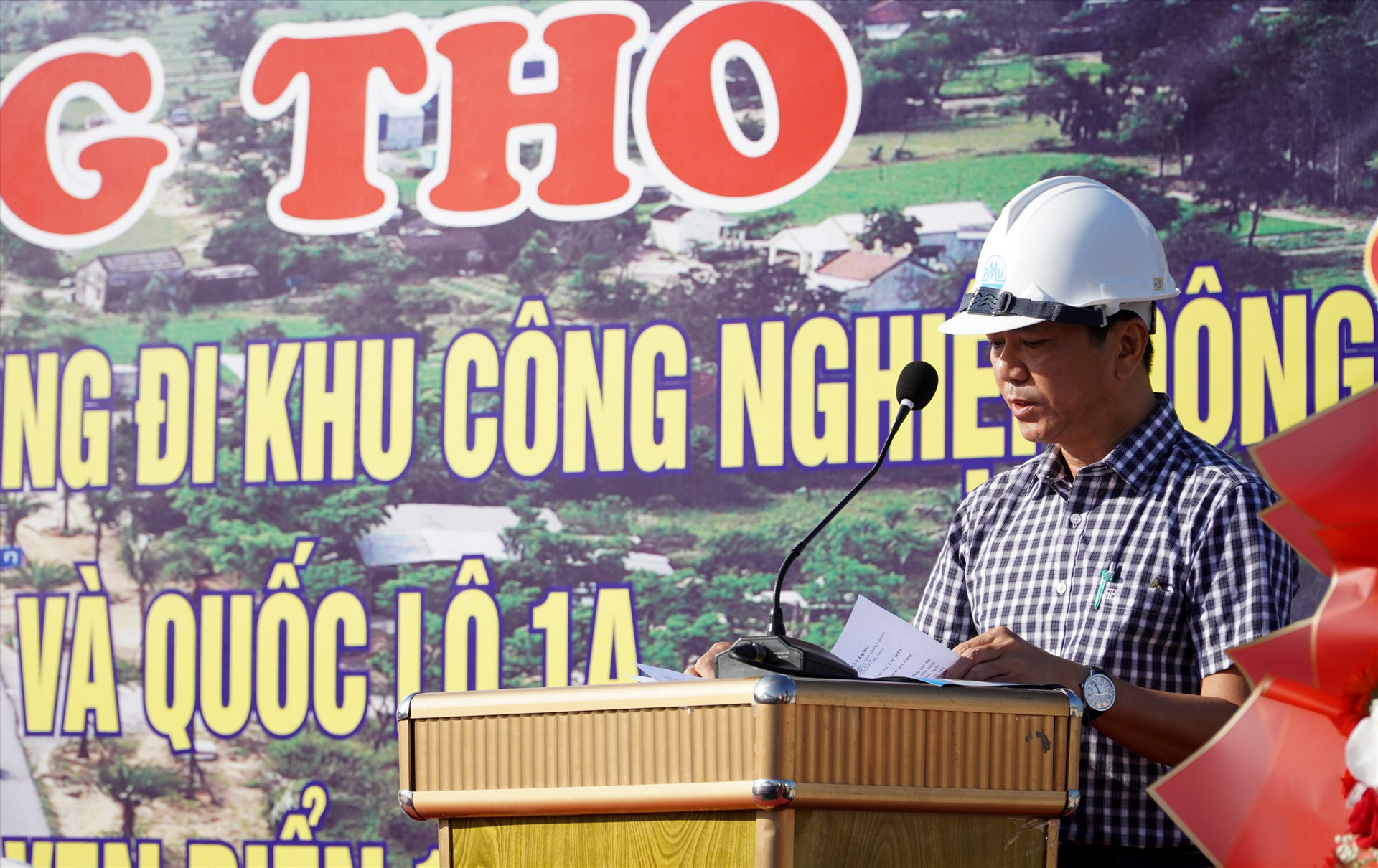 Ông Trần Cảnh Hà - Phó Giám đốc Ban QLDA ĐTXD các CTGT tỉnh phát biểu tại lễ động thổ. Ảnh: H.Q