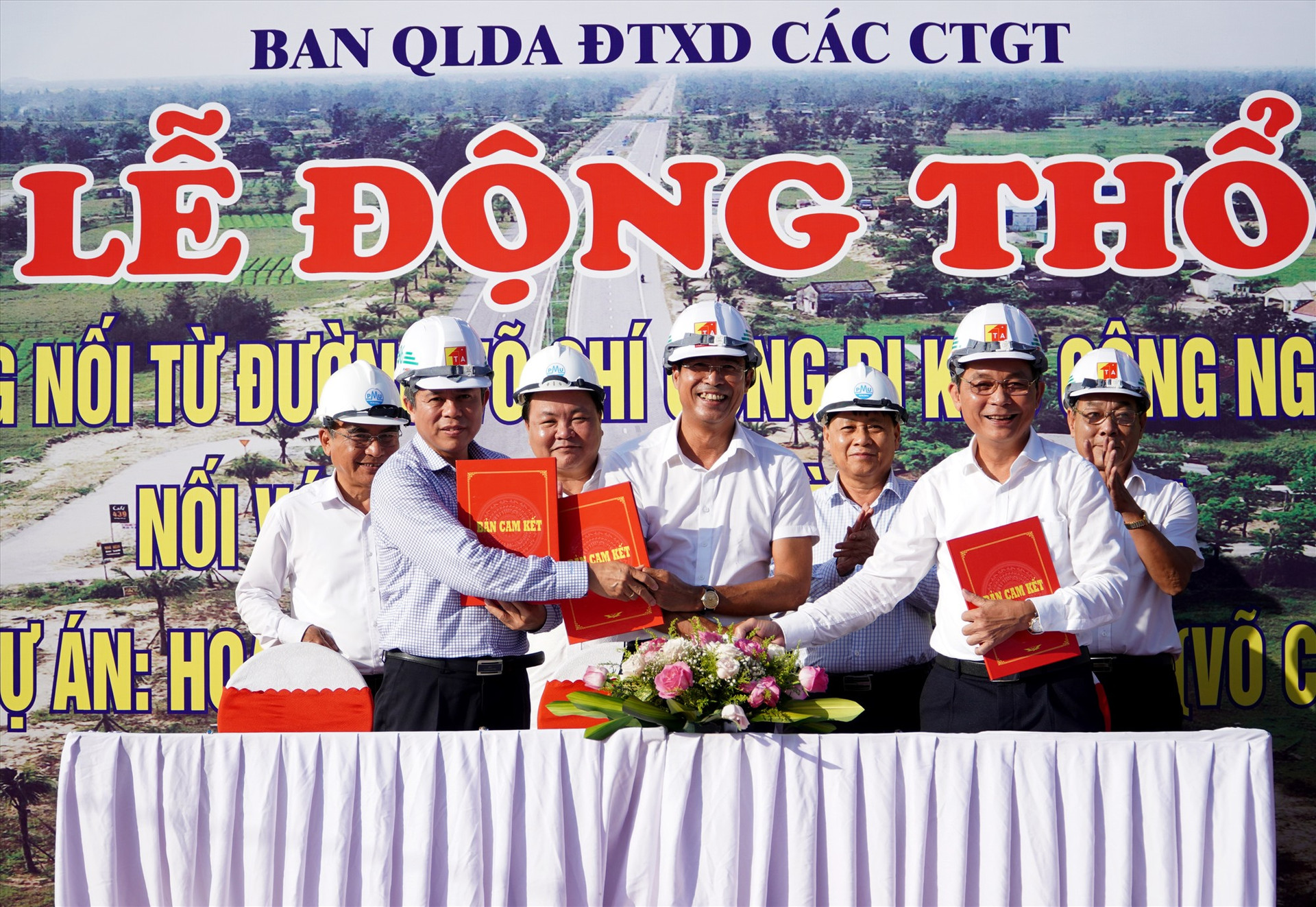 Ban QLDA ĐTXD các CTGT tỉnh và lãnh đạo UBND huyện Thăng Bình, Duy Xuyên ký cam kết giải phóng mặt bằng. Ảnh: H.Q