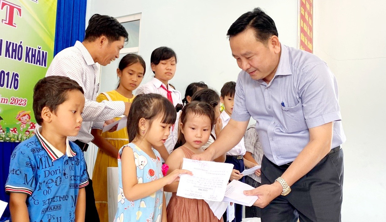 Lãnh đạo tỉnh trao tặng quà cho trẻ em Nông Sơn. Ảnh: N.P