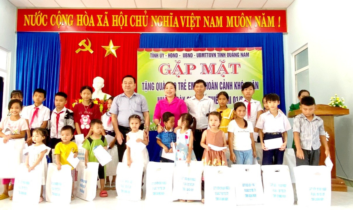 Phó Chủ tịch HĐND tỉnh Nguyễn Công Thanh trao quà cho trẻ em tại xã Quế Lâm (Nông Sơn). Ảnh: N.P