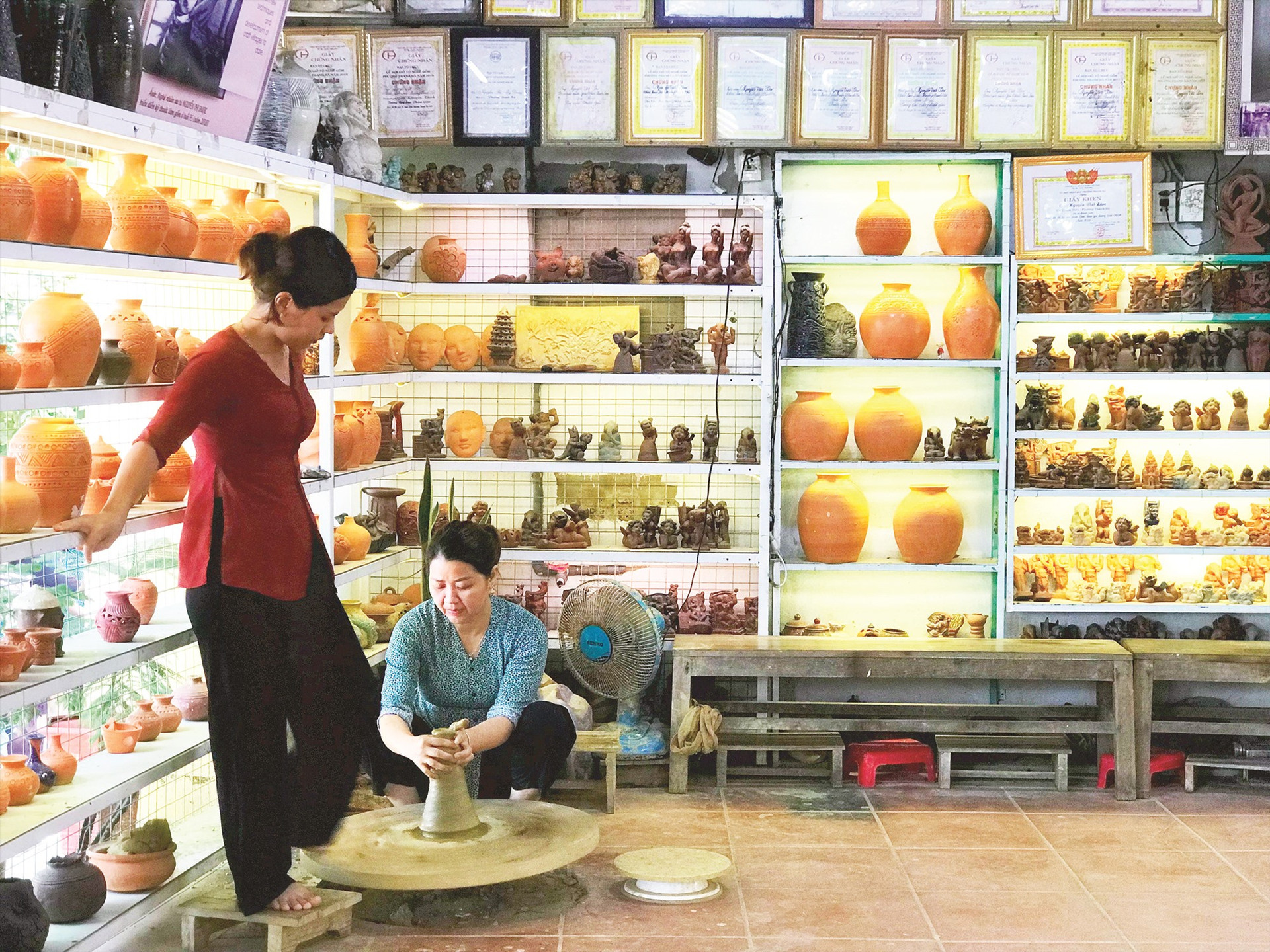 Chị Dung - vợ anh Sơn và con dâu phụ trách sản xuất gốm đỏ.