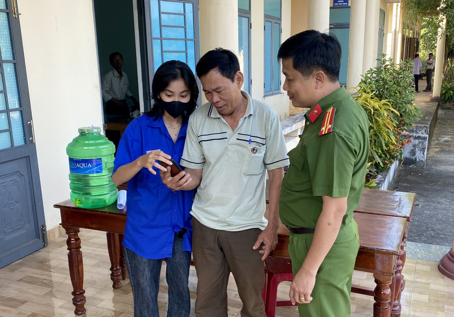 Người dân xã Tam Thành (Phú Ninh) tham gia cài đặt, kích hoạt tài khoản định danh điện tử vào sáng nay 27/5.