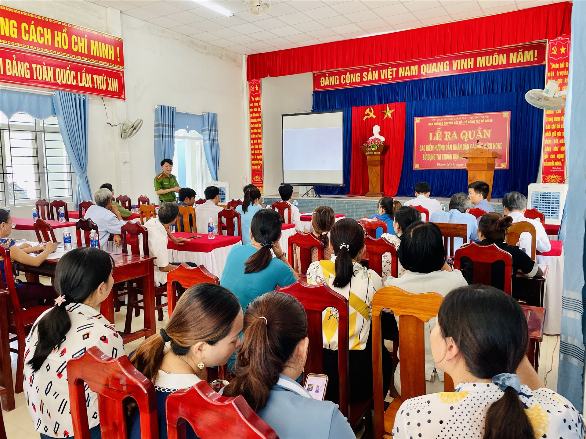 Tuyên truyền về tiện ích của tài khoản định danh điện tử (ứng dụng VNeID) tại xã Phước Ninh (Nông Sơn). Ảnh: TÂM PHƯƠNG