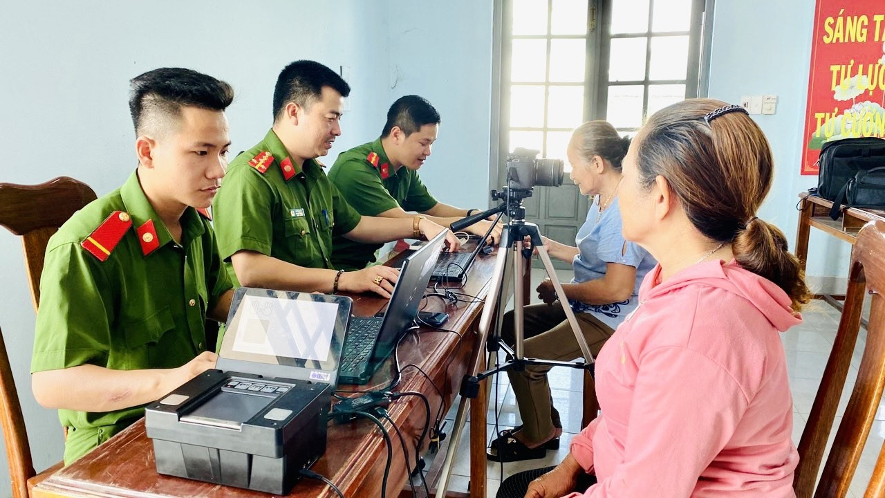 Hướng dẫn người dân cài đặt, kích hoạt, sử dụng tài khoản định danh điện tử tại Thị trấn Trung Phước (Nông Sơn). Ảnh: PHƯƠNG TÂM